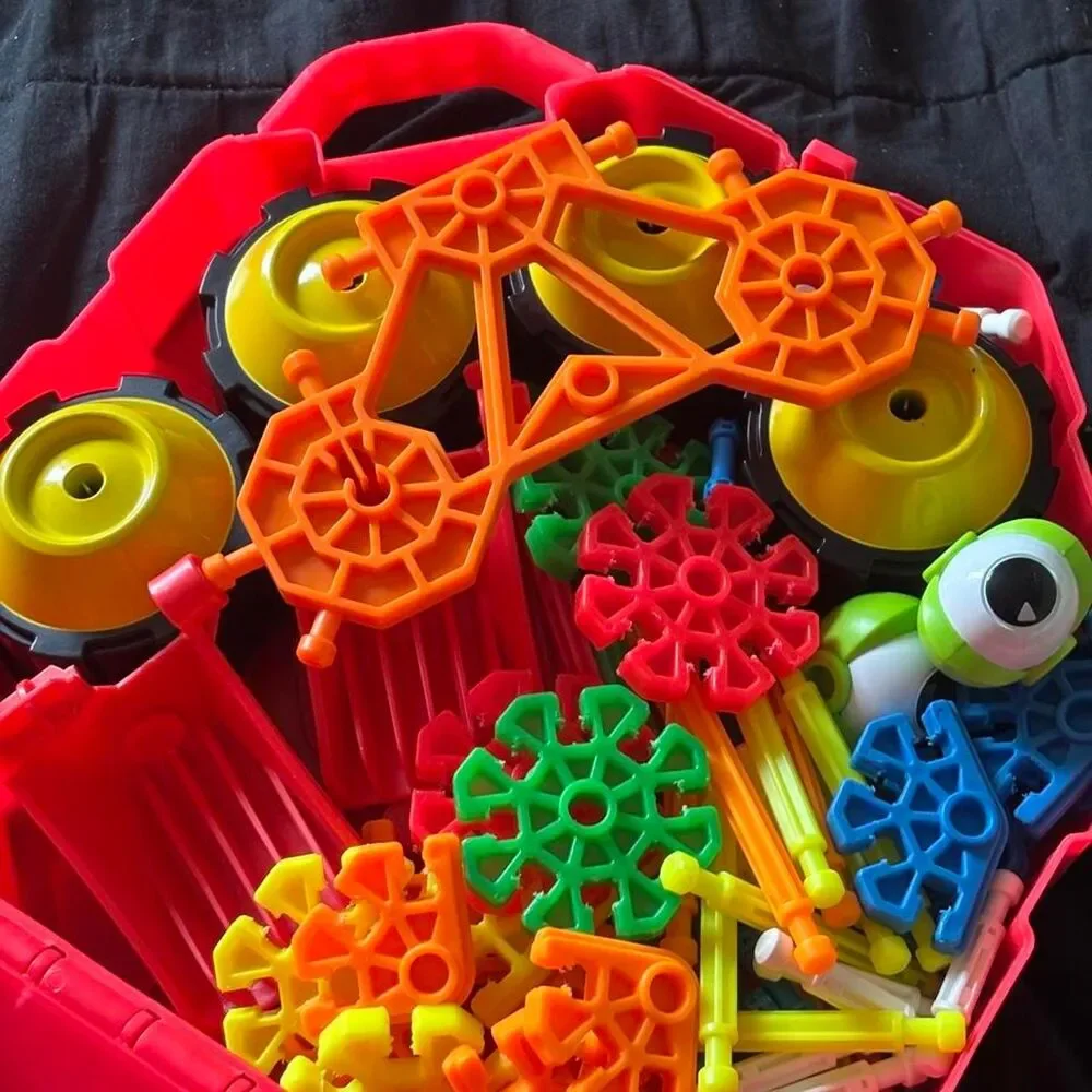 Kids Knex building set with carry case, toys
